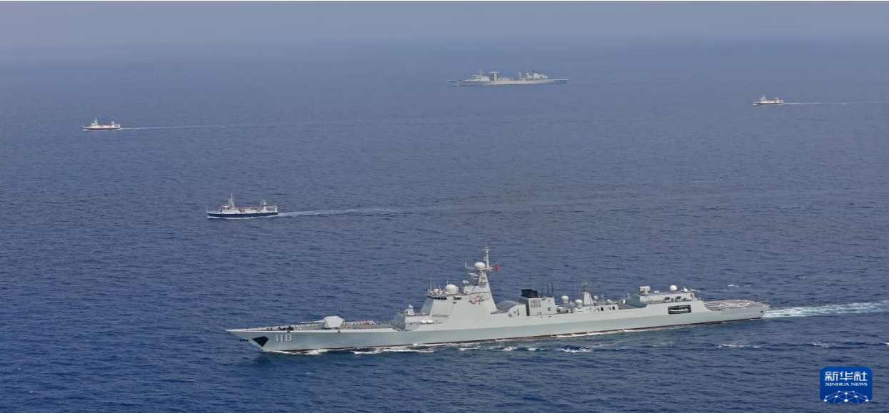 中国海军第26批护航编队航行通过苏伊士运河