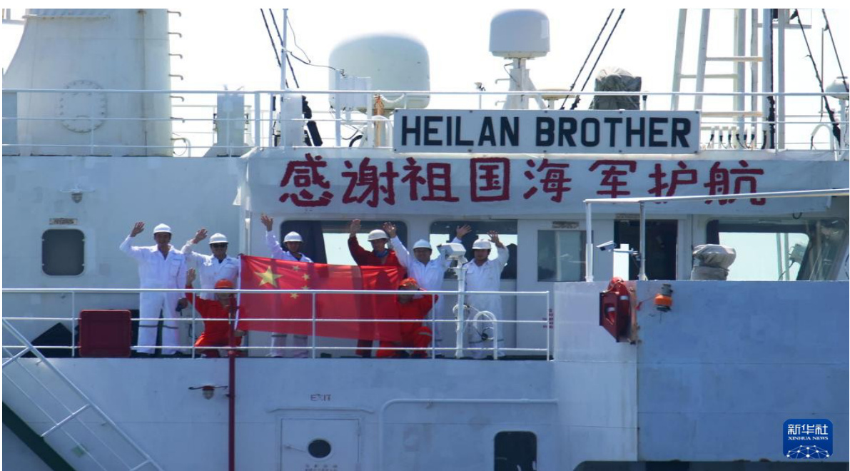 被护船舶悬挂起'感谢祖国海军护航'的横幅